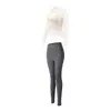 Conjunto de yoga de estilo suave para mulheres, apresentando top de manga longa com decote cruzado e calça esportiva combinando, projetado para ser modelador e versátil para atividades ao ar livre e yoga.