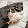 Bolso Pequeño Estampado Estilo Dulce y Femenino para Mujer 2026 Nuevo Estilo Patrón de Lichi Bolso Cubo de Mano Bolso Cruzado de Cuero Suave Primavera y Verano