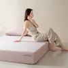 Manta tejida de grado A, sin costuras y sin presión, proporciona una experiencia de sueño cómoda y es adecuada para todas las estaciones.. Es una cubierta de cama transpirable diseñada para proteger tu colchón en el dormitorio.