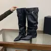 Primeiro Encontro Temporada Salto Grosso Franzido Bico Fino Botas Longas Femininas 2026 Outono/Inverno Nova Chegada Fivela de Cinto Panturrilha Larga Botas de Cavaleiro