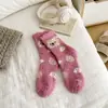 Calcetines de Felpa de Coral con Diseño Lindo de Oso Fresa Hogar Dulce Cálidos de Caña Media para Mujer Animales de Dibujos Animados Calcetines de Piso para Dormir Gruesos