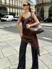 La nueva colección primavera-verano de Amazon presenta un vestido de encaje de seda sintética con abertura, diseñado con un elegante camisón de satén.