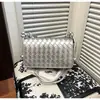Bolso pequeño cuadrado de estilo tejido transfronterizo popular con tapa abatible, simple, a la moda, 2026, nuevo, de hombro cruzado, de moda para el trabajo, de mujer