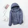 En Stock Invierno 2025 Versión Coreana Nueva Chaqueta de Plumas Ultraligera para Mujer, con Capucha, Corta, Ajustada, Tallas Grandes, Abrigo de Moda