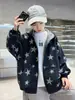 Chaqueta Cárdigan con Capucha Estampada de Estrellas para Niños Primavera y Otoño 2026 Nuevo Estilo Holgada Casual Sudadera con Cremallera para Niños Mayores Moderna