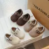 Zapatos peludos para niñas para usar en exteriores, Zapatos tipo gorro con velcro de estilo extranjero, Nuevos zapatos de algodón de lana de cordero de suela blanda para Otoño e Invierno 2025
