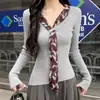 2025 Nuevo Otoño e Invierno Estilo Coreano Aspecto Adelgazante y de Moda Elegante Cinta Chic Reductor de Edad Cuello en V Manga Larga Tejido de Punto para Mujeres