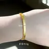 Pulsera Abierta Tradicional de Oro Arena con Borde Ondulado para Mujer, Grabada con los Caracteres "Paz, Alegría, Fortuna", Pulsera Delgada, Chapada en Oro Vietnamita