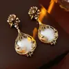 Traje Vintage de Lujo Ligero de Época Media Colgante de Flor de Diamante con Aguja de Plata Pendientes de Perla Traje Retro de Gama Alta Mujer