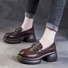 Zapatos de cuero retro marrones británicos para mujer, nuevo modelo de otoño 2026, zapatos de corte medio de una sola pieza, mocasines de suela gruesa, zapatos de tacón medio para mujer