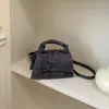 Bolso de mano texturizado de nicho estilo francés para mujer, bolso cuadrado pequeño de moda verano 2026 con forma de reloj de arena, bolso cruzado versátil y moderno para mujer