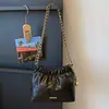 Bolsa Casual Estilosa Nova de Verão Couro Macio Grande Capacidade Moda Plissada Corrente Ombro Único Fecho de Cordão Transversal