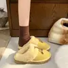 Pantuflas peludas de moda para mujer, diseñadas para usar en exteriores, nueva colección otoño/invierno 2026, estilo slip-on, diseño retro, suela gruesa y zapatos de algodón con forro de felpa