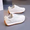 Punto Caliente de Venta en Douyin Venta al por Mayor Zapatos de Mujer 2026 Otoño Nuevo Estilo Moda Versátiles Suela Gruesa Aumento de Altura Cómodos Zapatos HY9023