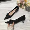 Zapatos de Salón First Encounter Season con Punta Fina y Lazo, Tacón Bajo, Stilettos Pequeños de Tacón Alto, Satén Rojo, Dama Elegante, Zapatos de Compromiso y Novia