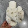 Invierno en stock Color Perla Cruzado Sentido de Alta Calidad Estilo Japonés Suaves Pantuflas Tacón Plano Felpa Talla Grande Transfronterizo Interior y Exterior