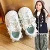Tênis infantis estilo coreano com biqueira de concha, novo modelo outono 2026, sapatos casuais tipo princesa com cadarço para meninas, sapatos esportivos