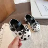 Sapatilhas fofas de bolinhas para crianças, nova coleção outono 2026, sapatos de laço para meninas, sapatos de couro de cor sólida para bebês e crianças pequenas