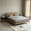 Cama tapizada minimalista de piso con cabecero de cuadrícula segmentada, patas bajas, tapicería elegante y pulcra para dormitorio principal, cama de madera maciza