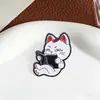Broche de metal de gatito blanco para lectura perezosa transfronteriza, pin de gatito de dibujos animados de orejas rojas leyendo, insignia decorativa artística