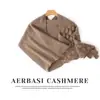 Cachecol e gorro de tricô de cashmere minimalistas e versáteis em estilo coreano, um design dois em um para aquecimento e proteção contra o frio, apresentando um padrão de crochê oco e tridimensional para mulheres.