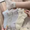 Meias esportivas finas de corte baixo, respiráveis e absorventes de suor, com bordado de urso fofo, sem costura, para mulheres, de verão