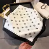 Lenço de Seda Estampado Simples e Elegante, Xale Versátil de Alta Qualidade, Lenço para Pescoço com Proteção Solar, Lenço Quadrado Pequeno, Lenço de Cabeça, Lenço Feminino