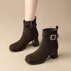Botas de Cano Curto com Salto Bloco e Fivela de Strass Femininas 2026 Outono/Inverno Bico Quadrado Botas de Cano Curto Foscas Plataforma Impermeável Aumenta Altura Emagrecimento Zíper Lateral Salto Alto