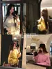 Suéter de Punto Irregular Francés de un Hombro Amarillo con Lentejuelas Huecas para Mujer Otoño Invierno Estilo Holgado Perezoso Top de Punto Off-the-Shoulder