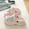 Confortável e Versátil Popular DIY Desenho Animado Fofo IP2026 Verão EVA Leve Aumento de Altura Calçados Tamancos para o Dia a Dia para Mulheres