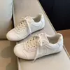 Sapatos Femininos 2026 Novo Outono/Inverno Estilo Alemão Couro Oculto Aumento de Altura Ballet Esportivo Casual Board Shoes Forrest Gump Sapatos Brancos Pequenos Femininos
