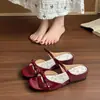 Pantuflas de exterior para mujer Chuyuji estilo francés, popular modelo nuevo de verano, tacón de cuña, estilo de noche, adecuadas para combinar con faldas, cómodas para los pies, una tira negra
