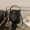 Bolso 2024 Nuevo Nicho Moderno Moda Occidental Moda Pequeño Fresco Otoño Bolso de Mano Cruzado Tipo Cubo para Mujer