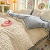 Novo Conjunto de Quatro Peças de Gaze Ondulada Cor Sólida Dobras Texturizadas Borda de Corda de Cânhamo Envelope Vermelho Macio e Confortável Roupa de Cama para Dormitório Estudantil