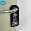 Por favor, no moleste la placa de puerta en blanco y negro en el anuncio a doble cara que indica que la habitación de hotel ha sido reservada en el tablón de anuncios del hotel de negocios