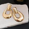 Pendientes huecos en forma de U metálicos de aguja plateada brillantes, pendientes exquisitos de moda transfronterizos europeos y americanos, pendientes de lujo ligero de alta gama para mujer