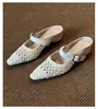 Elegantes zapatos cerrados calados para mujer, piel genuina, transpirables, medios zuecos con diseño interno de aumento de altura, sandalias grises