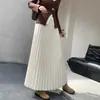 Foto real da modelo de saia longa de lã plissada A-line de cor sólida para outono e inverno, saia de lã espessa e afunilada
