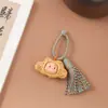 Cara de muñeca creativa y peculiar, famosa en internet, caricatura estilo sanador, lindo dije de borla para bolso, llavero y artículo decorativo hecho de boj con diseño de arcoíris