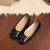 Zapatos de tacón bajo elegantes y cómodos de cuero suave y charol con lazo, estilo francés, para mujer, colección nueva 2026, punta cuadrada, boca poco profunda, zapatos de abuela