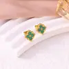 Conjunto de tres piezas de la suerte estilo europeo y americano: conjunto vintage de collar, aretes y pulsera de trébol de cuatro hojas en negro y dorado. Accesorios versátiles para el trayecto al trabajo al por mayor