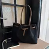 Las populares y ultramodernas bolsas de mano retro de terciopelo de este año, nuevo modelo 2026 para el trabajo y los desplazamientos, bolsa de gran capacidad para mujeres