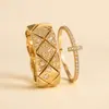Anillo ancho de rombos incrustados de diamantes usado para mujer estilo ins de fragancia pequeña temperamento de lujo ligero anillo de apilamiento de diamantes completos para el dedo índice