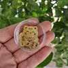 Oro Puro 999 Pegatina de Oro para Teléfono 2mg Paz y Alegría Dios de la Riqueza con Adhesivo Trasero Pequeño Regalo para Atraer Tráfico Fabricante Mayorista
