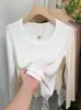 Camiseta de Manga Longa com Gola U Nervurada Macia Estilo Minimalista Versátil para Mulheres Primavera/Outono 2026 Estilo Coreano Elegante Reduz a Idade Peça Essencial