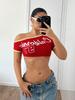 Camiseta Assimétrica Sexy Feminina Europeia e Americana com Ombros Inclinados, Mangas Curtas, Barriga de Fora, Estampa Colorida Retro de Verão com Letras Contrastantes Mangas Curtas
