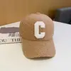 Boné de Baseball Letra C de Lã de Cordeiro Novo Estilo para Mulheres, Chapéu Versátil Quente de Bico de Pato para Outono e Inverno, Versão Coreana, Chapéu que Afina o Rosto