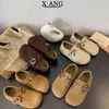 Zapatos de mujer tipo Birkenstock, completamente cerrados, con cubierta de piel, que aumentan la altura, colección otoño/invierno 2026, mocasines casuales sin cordones