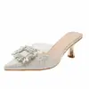 Elegantes Medias Zapatillas Estilo Francés Ropa de Exterior para Mujer 2025 Nuevo Verano Pedrería de Alta Gama Modernos Punta Transparente Tacones Altos