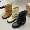 Botas de moto curtas, estilosas, com salto grosso e bico quadrado, design de cano largo e detalhes de fivela, apresentando pregas, um novo estilo de outono para mulheres em 2026